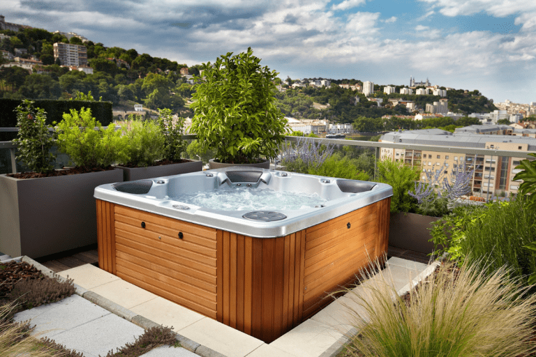 Spas de massage extérieurs vue sur Lyon SAPPHIRE SPA