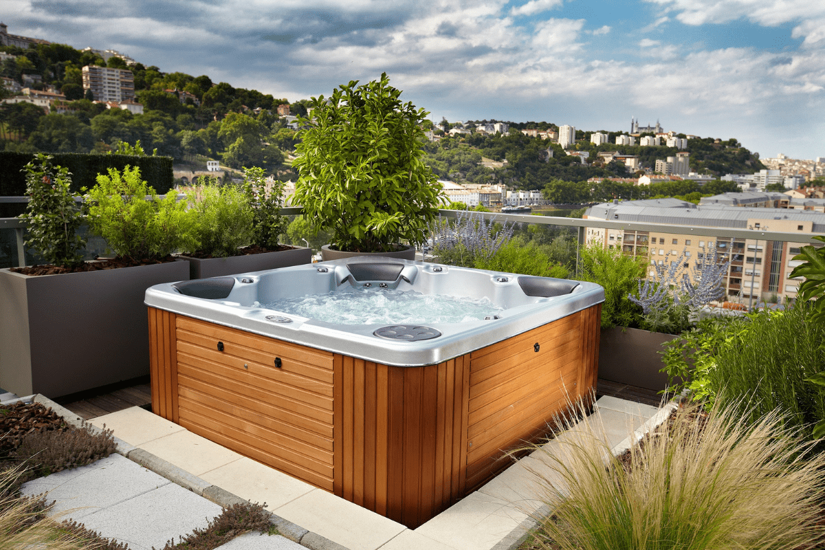 Spas de massage extérieurs vue sur Lyon SAPPHIRE SPA
