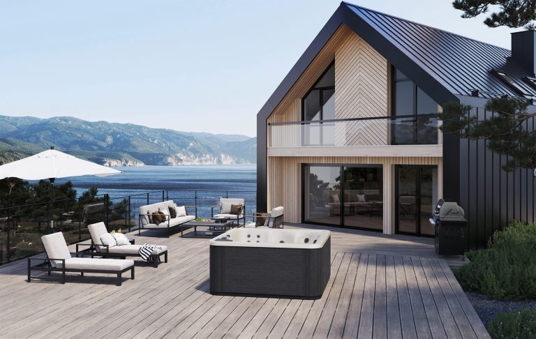 spa installé sur une terrasse avec vue